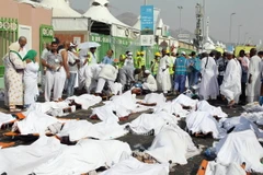 Thi thể các nạn nhân thiệt mạng trong vụ giẫm đạp. (Nguồn: AFP/TTXVN)