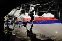 Các nhà điều tra lắp ghép lại phần đầu của chiếc máy bay xấu số MH17. (Nguồn: Reuters)