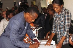 Tổng thống Congo Denis Sassou Nguessou bỏ phiếu trong cuộc trưng cầu dân ý tại Brazzaville. (Nguồn: AFP)
