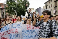 Học sinh xuống đường biểu tình ở Naples. (Nguồn: ANSA)