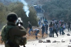 Lực lượng an ninh Israel trấn áp người Palestine tại Khu Bờ Tây. (Nguồn: AFP/TTXVN)