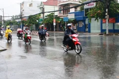 Miền Trung có mưa dông kéo dài, các tỉnh Bắc Bộ trời hửng nắng