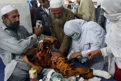 Chữa trị cho một nạn nhân bị thương trong trận động đất tại bệnh viện ở Peshawar, Pakistan. (Nguồn: AFP/TTXVN)