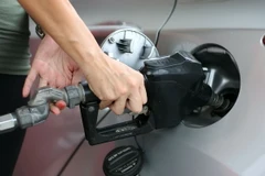 Người dân Mỹ đổ xăng tại một trạm xăng ở Miami, bang Florida. (Nguồn: AFP/TTXVN)