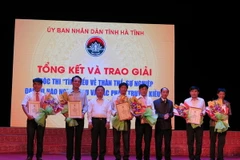  Ban tổ chức trao giải cho các tập thể và cá nhân đoạt giải. (Ảnh: Công Tường/Vietnam+)