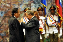Chủ tịch Cuba Raúl Castro trao tặng Chủ tịch Lào Choummaly Sayasone Huân chương José Martí. (Ảnh: Lê Hà/TTXVN​)