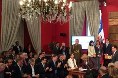 Tổng thống Bachelet ký trình Quốc hội dự thảo luật (Nguồn: Phủ Tổng thống Chile)