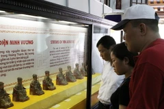 Một phụ nữ Campuchia nhận bằng khen về bảo tồn văn hóa Huế