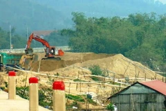 Giá cao ngất ngưởng, cát xây dựng vẫn “cháy” hàng