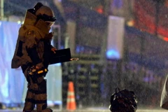 Một thành viên của Đội rà phá bom mìn Boston tiếp cận chiếc balô được bỏ lại hiện trường. (Nguồn: bostonherald.com)