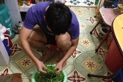 Sinh viên, người nghèo lo từng bữa ăn. (Quỳnh Trang/Vietnam+)