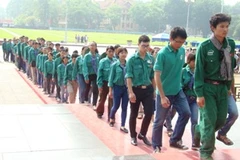 100 Học viên đạp xe xuyên Việt viếng Lăng Chủ Tịch Hồ Chí Minh. (Ảnh: Hùng Võ/Vietnam+)