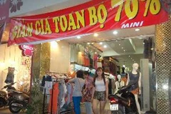 Nhiều cửa hàng thời trang đang đua nhau giảm giá, xả hàng hè. (Ảnh: Tâm Tâm/Vietnam+)