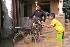 Người dân ở vùng rốn lũ đang phải dùng nguồn nước lũ để sinh hoạt. (Ảnh: Hùng Võ/Vietnam+)