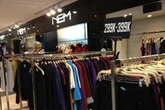 Các nhãn hàng thời đua nhau giảm giá mạnh ̣(Quỳnh Trang/Vietnam+)