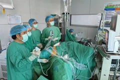 Các bác sỹ Bệnh viện Chợ Rẫy thực hiện phẫu thuật nội soi cho bệnh nhân. (Ảnh: TTXVN phát)