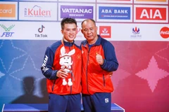 Vận động viên Nguyễn Hoàng (trái) xuất sắc giành huy chương Vàng ở hạng cân 67kg nam, môn Kickboxing. (Ảnh: Minh Quyết/TTXVN))