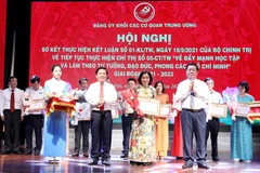 Ban Biên tập tin Đối ngoại, Thông tấn xã Việt Nam nhận Bằng khen của Đảng ủy Khối các cơ quan Trung ương tại hội nghị. (Ảnh: Phương Hoa/TTXVN)