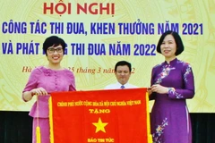 Tổng Giám đốc Thông tấn xã Việt Nam Vũ Việt Trang trao cho Tổng Biên tập Báo Tin tức Ninh Hồng Nga (bên trái) Cờ Thi đua của Chính phủ tặng Báo Tin tức vì thành tích hoàn thành xuất sắc, toàn diện nhiệm vụ công tác, dẫn đầu phong trào thi đua yêu nước năm