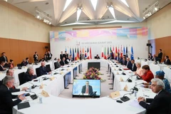 Thủ tướng Phạm Minh Chính và trưởng đoàn các nước tham dự phiên thảo luận “Cùng hợp tác giải quyết đa khủng hoảng”. (Ảnh: Dương Giang/TTXVN)