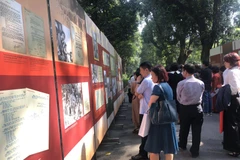 Đông đảo công chúng tham quan triển lãm. (Nguồn: Báo Tin Tức)