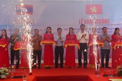 Đại biểu đại diện UBND tỉnh Điện Biên (Việt Nam) và Phong Sa Lỳ (CHDCND Lào) thực hiện nghi thức cắt băng khánh thành cặp lối mở Nậm Đích-Huổi Hịa. (Ảnh: TTXVN phát)
