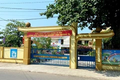 Sau khi phát hiện sự việc, Trường Mầm non Phong Thủy đã tạm dừng sử dụng nước đóng bình của Công ty Cổ phần Nước khoáng Bang. (Ảnh: TTXVN phát)