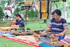 Phụ nữ dân tộc M'nông dệt thổ cẩm. (Ảnh: TTXVN phát)