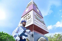 Cán bộ, chiến sỹ, người dân trên đảo cùng tham gia nghi lễ chào cờ tại đảo Trường Sa, Khánh Hòa. (Ảnh: Thu Phương/TTXVN)