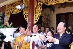 Chủ tịch nước Võ Văn Thưởng cùng các đại biểu thả chim bồ câu cầu cho quốc thái, dân an tại chùa Minh Đạo. (Ảnh: Thống Nhất/TTXVN)