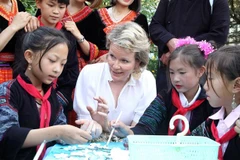 Hoàng hậu Vương quốc Bỉ Mathilde giao lưu với học sinh trường mầm non Hàm Rồng, Sa Pa. (Ảnh: Quốc Khánh/TTXVN)