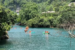 Du khách thích thú trải nghiệm nhiều trò chơi tại các điểm du lịch ở Phong Nha-Kẻ Bàng. (Ảnh: Võ Dung/TTXVN)