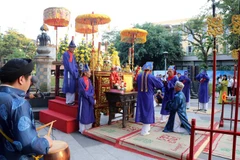 Các nghệ nhân làng nghề thực hiện Lễ Tế tổ bách nghệ tại Công viên Tứ Tượng bên bờ sông Hương, thành phố Huế. (Ảnh: Đỗ Trưởng/TTXVN)