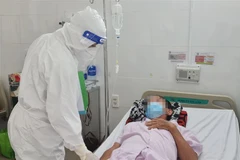 Nhóm người có bệnh lý nền, phụ nữ mang thai, người suy giảm miễn dịch có nguy cơ tăng nặng hơn khi mắc COVID-19. (Ảnh: Đinh Hằng/TTXVN)