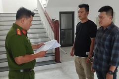 Đọc lệnh bắt tạm giam đối với Nguyễn Thanh Tú và Nguyễn Văn Nghĩa về hành vi “Mua bán bộ phận cơ thể người”. (Nguồn: Tiền Phong)