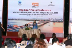 Bà Ngô Phương Lan, Chủ tịch Hiệp hội Xúc tiến Phát triển Điện ảnh Việt Nam - Giám đốc liên hoan phim cung cấp các thông tin cho báo chí tại buổi họp báo. (Ảnh: Trần Lê Lâm/TTXVN)