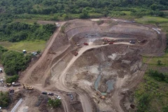 Trên công trường, hơn 30 kỹ sư, công nhân và hàng chục thiết bị cơ giới làm việc. (Ảnh: Xuân Triệu/TTXVN)