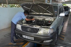 Quy trình kiểm tra phương tiện vào đăng kiểm tại Trung tâm đăng kiểm xe cơ giới 70.01S, thành phố Tây Ninh. (Ảnh: Thanh Tân/TTXVN)