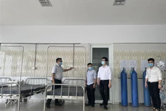 Đoàn công tác Sở Y tế tỉnh Bình Dương kiểm tra tình hình cơ sở y tế và trang thiết bị tại Trung tâm Y tế huyện Bàu Bàng để sẵn sàng thu dung điều trị cho bệnh nhân mắc COVID-19. (Ảnh: TTXVN phát)