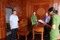 Công an tỉnh Bình Dương thực hiện lệnh bắt tạm giam đối với bị can Hứa Đông để điều tra về tội Gây ô nhiễm môi trường. (Ảnh: TTXVN phát)