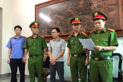 Cơ quan Cảnh sát điều tra Công an tỉnh Hà Nam tống đạt Quyết định khởi tố bị can, Lệnh bắt bị can để tạm giam đối với Nguyễn Văn Tuấn. (Nguồn: Cổng Thông tin Điện tử Công an tỉnh Hà Nam)