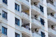 Tình trạng ngấm nước bên ngoài chung cư Mường Thanh (phường Mỹ An, quận Ngũ Hành Sơn, thành phố Đà Nẵng). (Ảnh: Quốc Dũng/TTXVN)