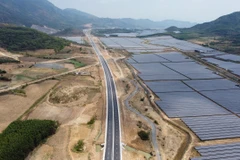 Đoạn km 39 trên tuyến cao tốc Nha Trang-Cam Lâm đi qua "cánh đồng" điện mặt trời thuộc địa bàn huyện Cam Lâm. (Ảnh: Huy Hùng/TTXVN)