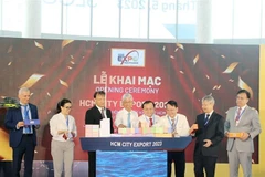 Đại diện bộ, ngành, hiệp hội và Ban tổ chức thực hiện nghi thức khai mạc chuỗi sự kiện. (Ảnh: Mỹ Phương/TTXVN)