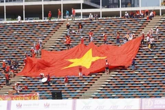 Lá đại kỳ Việt Nam được các cổ động viên căng lên trên khán đài từ khá sớm, tạo nên bầu không khí sôi động. (Ảnh: Hoàng Linh/TTXVN)