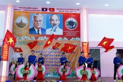Tiết mục văn nghệ do các học sinh Trường Song ngữ Lào-Việt Nam Nguyễn Du biểu diễn. (Ảnh: Phạm Kiên/TTXVN)