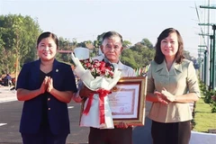 Thủ tướng tặng Bằng khen cụ ông hiến 7.000m2 đất làm đường giao thông