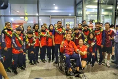 Đội tuyển bóng đá nữ Việt Nam cùng người hâm mộ tại sân bay quốc tế Nội Bài. (Ảnh: Tuấn Đức/TTXVN)