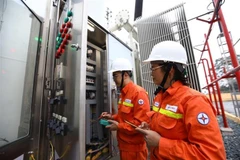 Kiểm tra thiết bị trạm biến áp 220Kv Xuân Mai, Hà Nội. (Ảnh: TTXVN)