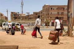 Người dân sơ tán tránh xung đột tại Khartoum, Sudan ngày 14/5/2023. (Ảnh: AFP/TTXVN)